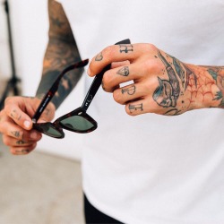 Do Any Of You Know The Brand Of These Glasses , Please ? Thanks