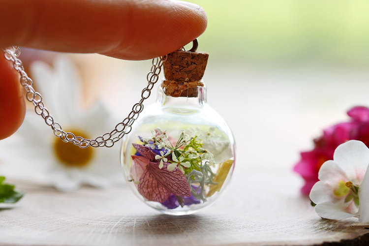 satans-victims:  sosuperawesome:  Crystal terrarium, dandelion, rose, wildflower