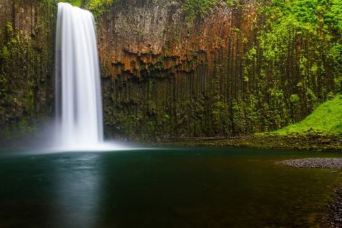 Abiqua fallsThe waters of the Abiqua Creek in Oregon plunge 30 metres over a layer of the Columbia F