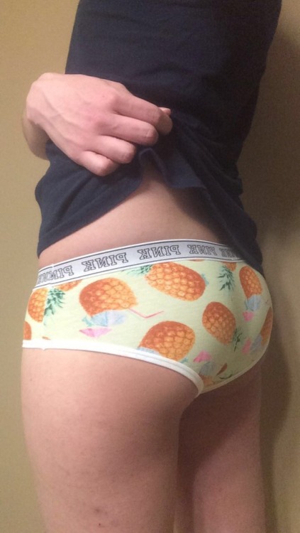 These pineapple panties are so cute my god