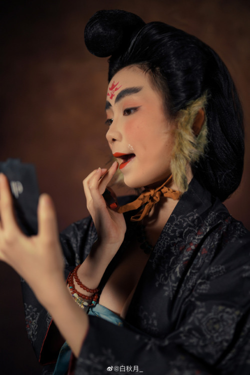 fouryearsofshades:hanfugallery:Tang Dynasty makeup by 白秋月_ The furry thing on her ears are called  耳