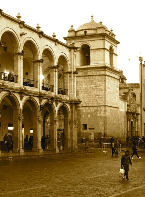 Esquina sureste de la Plaza de Armas con la torre de la iglesia jesuita (Iglesia de la compañia), ta