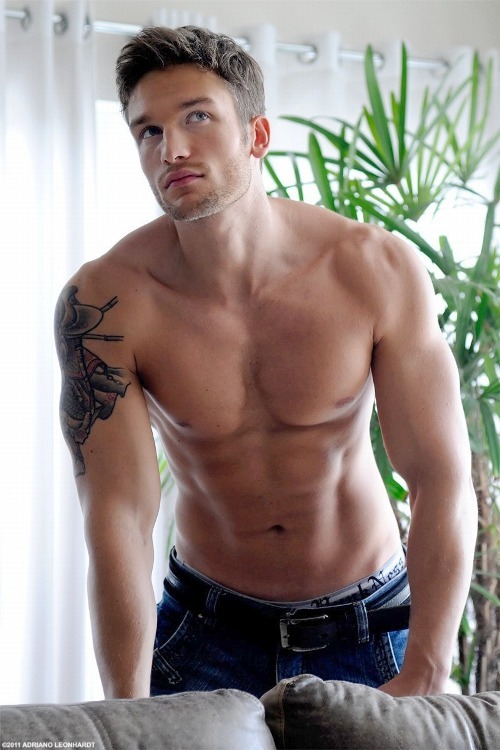 tiosquequitanelhipo:  Gustavo Schmitt