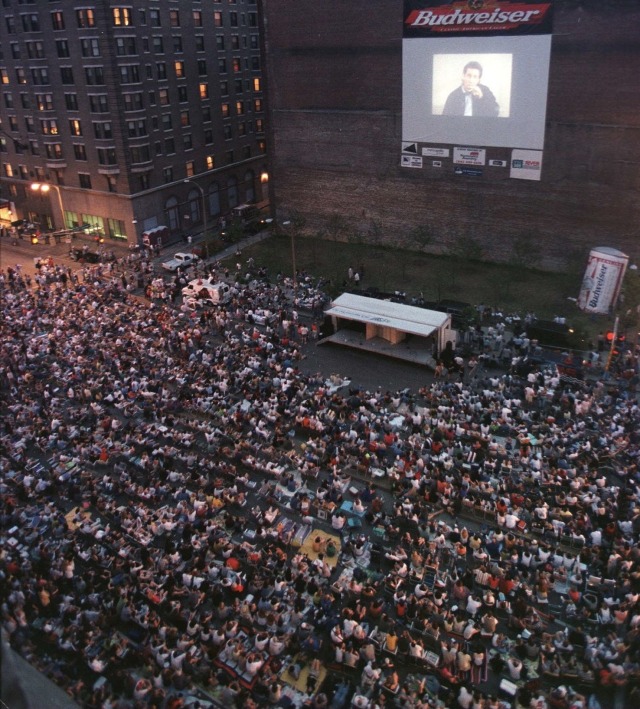 elcinebenes:People in New York City watching the Seinfeld finale together