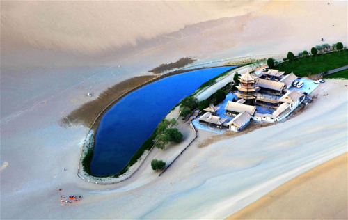 fuckyeahchinesegarden:The Crescent Lake, Dunhuang, China.(cr:赵兴明)