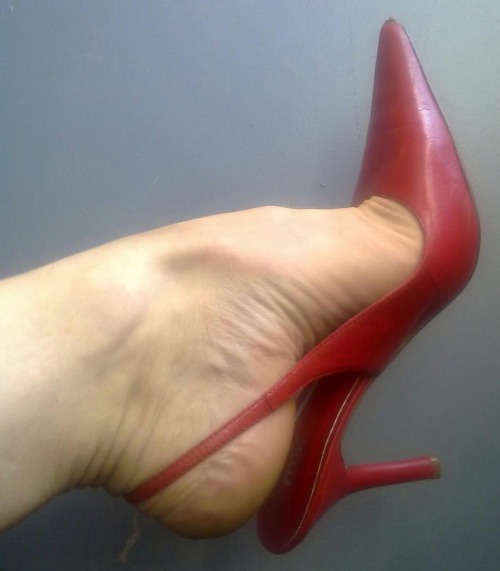 love4heels:  Very sexy red high heel slingbacks