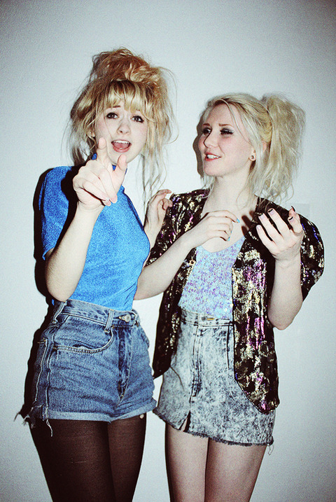 aciddaisies:   soft grunge/models  these 4 sisters took a new photo every 5 years