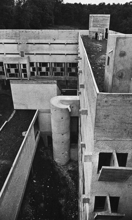 fuckyeahbrutalism:  Monastery of Sainte Marie de La Tourette, Éveux, France, 1960 (Le Corbusier) 