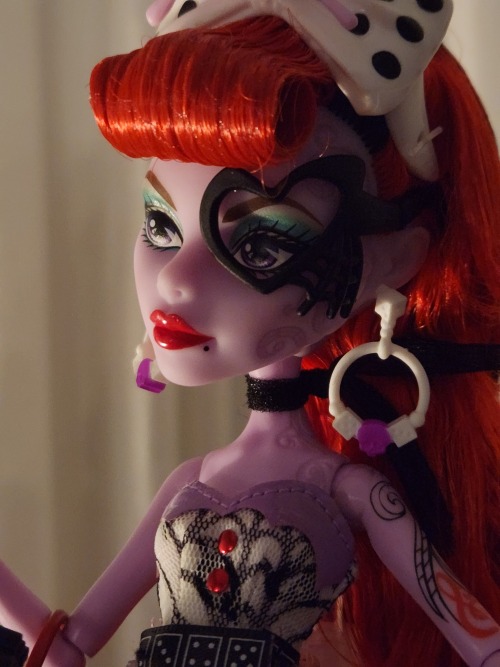 Fang Club Operetta.