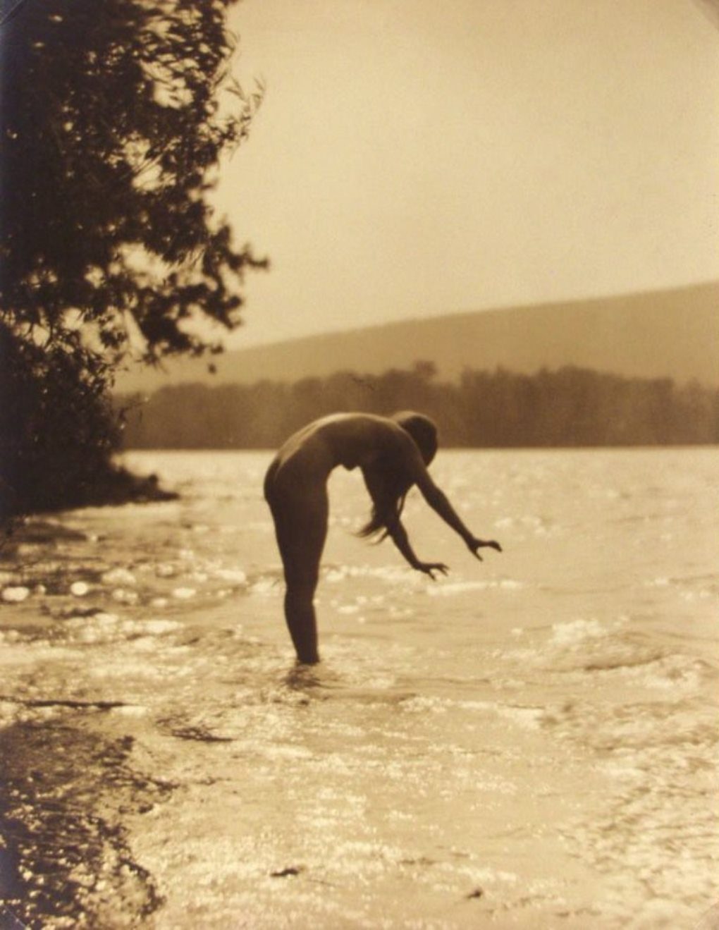 madivinecomedie:James Abbe. Worshipping the water 1921