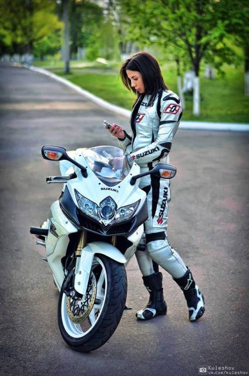 sportbike: karlkb: Finding a girl like this, is like finding a unicorn… bwaaah Girls that kno