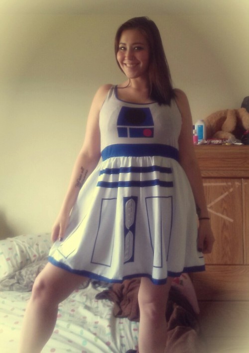 littlemizzriley:  My new R2D2 dress and doubled up Molicare Super Plus :) yay for nerdiness and extra padding!!! 