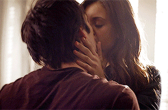dailydelenagifs:   DE + kisses requested by anonymous 