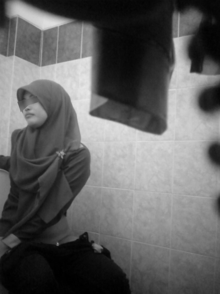 sultanbluenusantara:  skodeng tudung kat toilet