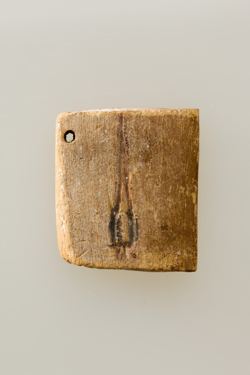 Ivory label incised with an early hieroglyph that may be the image of a bundle of arrows, Egyptian A