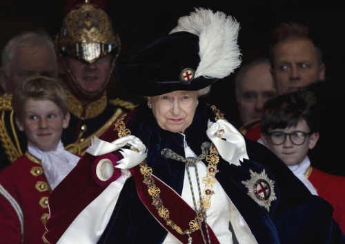 calciopics:The Queen is Pleased With Your Progress