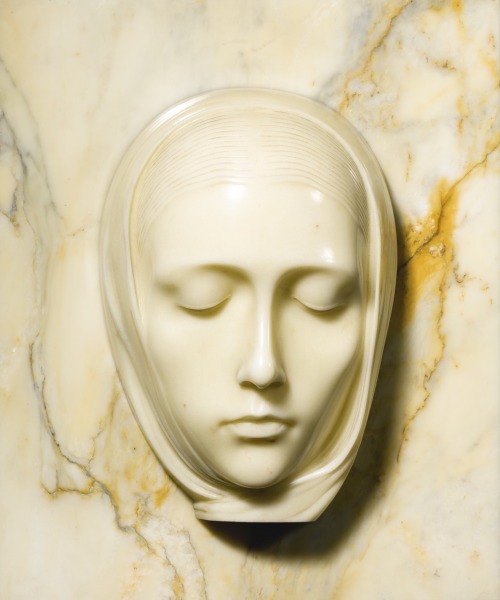 Vergine / The Virgin.Exhibited at the third Roman Biennale in 1925.Cream-coloured marble, mounted on