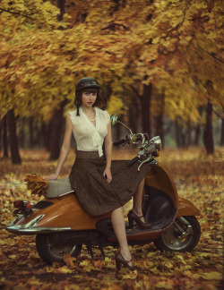 tenoutoftengirls:  girl and retro scooter