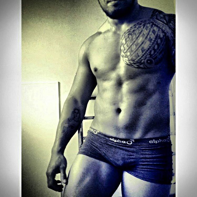 pokiswallower:  Thick tattoed Samoan 😍😍😍