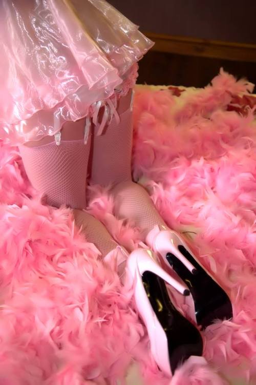 lacklatexpvcsissy: fishnetsandpantyhose: Linn Cox - Looking very Pretty in Pink so würde ich ge