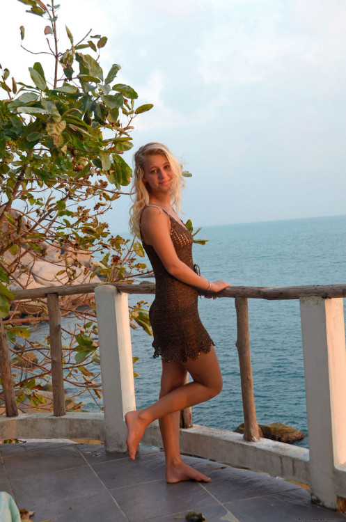 Porn Pics exhiblover:  beautiful exhib blonde on vacation