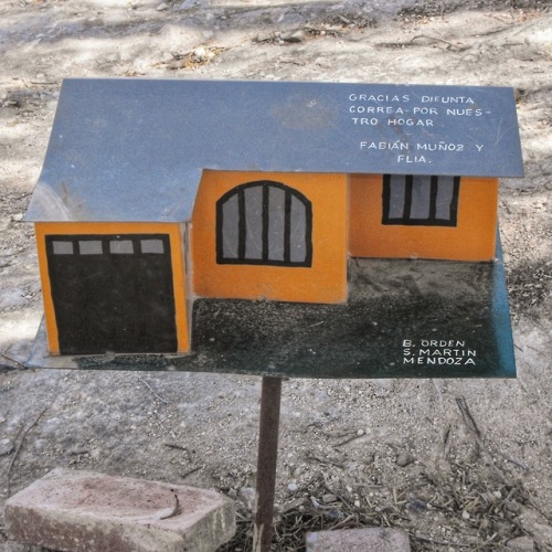 “Gracias Difunta Correa por nuestra hogar” - casa modelo de metal, santuario de Difunta Correa, San 