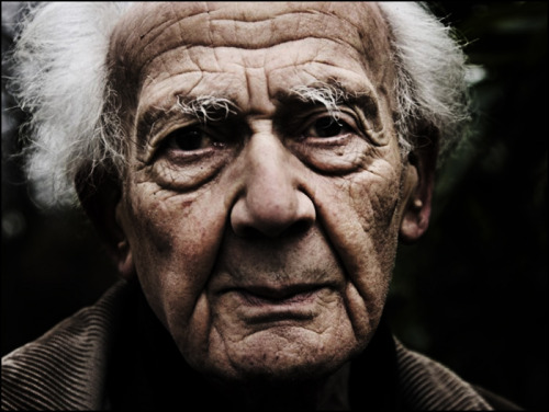 “Ha sido una catástrofe arrastrar la clase media al precariado. El conflicto ya no es entre clases, sino de cada uno con la sociedad”.
“Por Zygmunt Bauman (1925-2017)
”