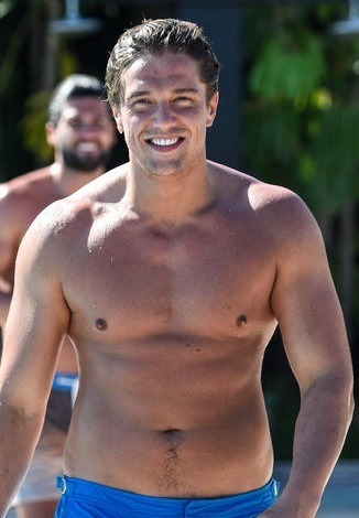 fat-male-celebrities:  Such a soft and round peer shape 