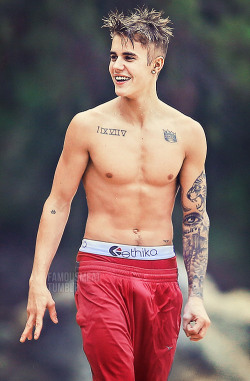 famousmeat:  Shirtless Justin Bieber bulges