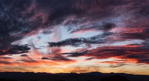 Summer dusk - sunset over the Brindabella Ranges #canberra #canberralife #brindabellaranges #brindab