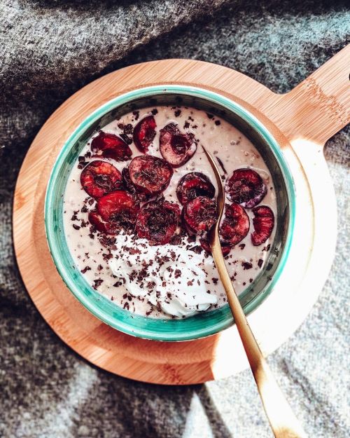 Monday power breakkie✨‍♀️ Vanilla &amp; cherries protein overnight oats✌ To a bowl add &