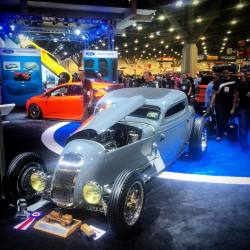 mrozdesigns:  Always impressed by the work of Pinkees Rod Shop.. Super clean totally era correct 👌🏽 #sema2015 #mrozdesigns #photograpy  (at The SEMA Show) 