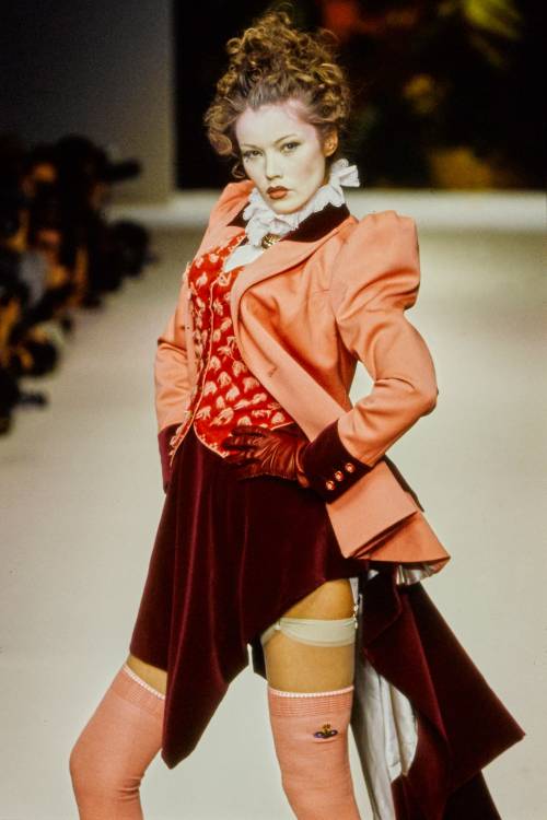  VIVIENNE WESTWOOD Fall/Winter RTW 1995if you want to support this blog consider donating to: ko-fi.