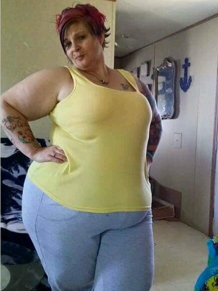 supersizethighlover:  Ol cougar!