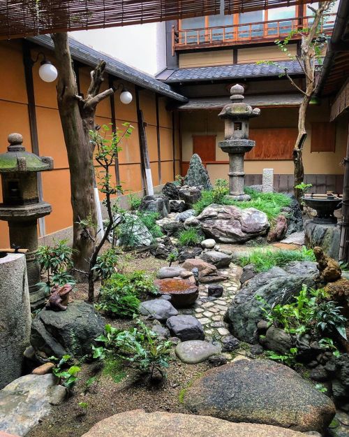 大西常商店庭園 [ 京都市下京区 ] Ohnishitsune Shoten Garden, Kyoto の写真・記事を更新しました。 ーー伝統的な京扇子の製造卸を営む #京町家 空間の、枯流れの独創