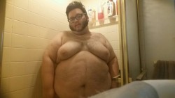 luvbigbelly:  gordo4gordo4superchub:  daytonasgonnathrillyou:  For tummy tuesday. Stay strong, stay confident, and keep being you!  So fucking yummy  Oh my fucking lord. This man is a dream….
