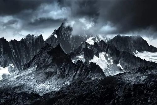 « Donde vengono le montagne più alte? chiedevo in passato. E allora imparai che esse vengono dal mare.
Questa testimonianza sta scritta nelle loro rocce e nelle pareti delle loro cime. Dall'abisso più profondo, la vetta più alta deve giungere alla...