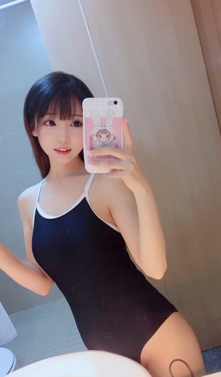 aiiuv:高清无水印哦. 等待小哥哥的投食