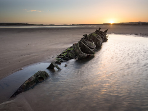 scotianostra:Good Morning from Scotland Aberlady Bay Sunrise, East LothianThis is the wreckage of a 