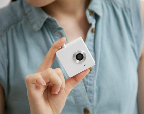 kateoplis:  The ‘duo’ camera splits in half and has synchronized triggers for taking the images of both photographer and subject simultaneously.  Oh, good grief.