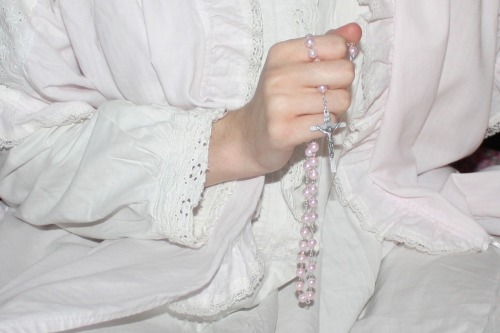 rottinglace:clutching scratching praying