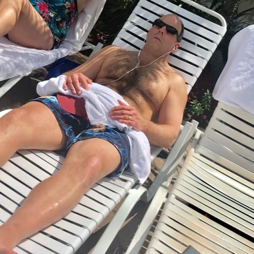 daddiesonthego:New England Vacation Bro Daddy enjoying a leisurely day by the pool.