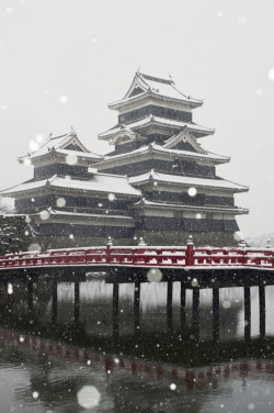 ethertune:  Matsumoto Castle Snow (By camillaskye)