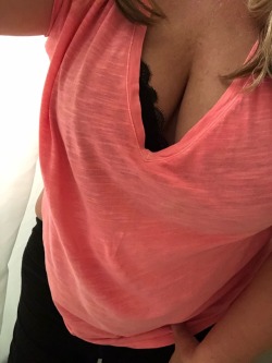 1luckyhotwife:  @1luckyboyfriend met me in the parking lot after my long ass drive… his reaction was exactly what I’d hoped for. Straight up animal lust. I only recognized it because it was exactly how I was feeling as I watched him approach my truck.