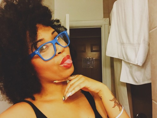 agoldthatactuallystays:  Awkward face selfies.