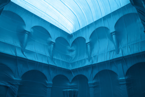 smokeandsong:this is colossal:Giant Inflatable Balloons Transform Interior Spaces into Otherwordly E