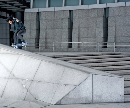 painthodge:  Jerry Hsu // switch 5-0 // photo by Atiba