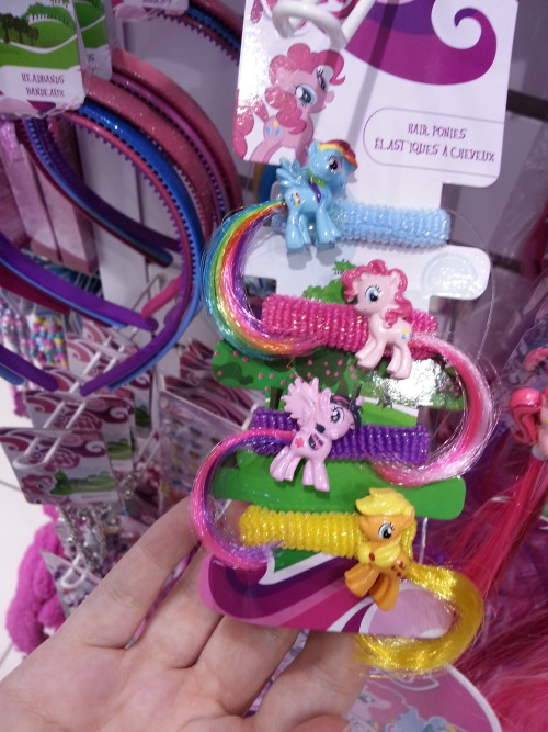 I went out with Lou on Sunday and checked out a mall somewhere in England. This is the quality pony merch we found. We dies.  ┣▇ Smile smile smile ▇▇▇▇▇═─