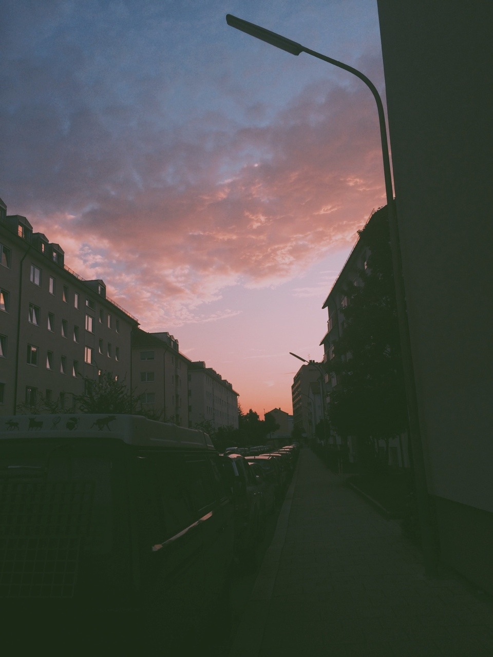 jemandhatdiesternegeklaut:  Wir bleiben wach bis die Wolken wieder lila sind☁️💜
