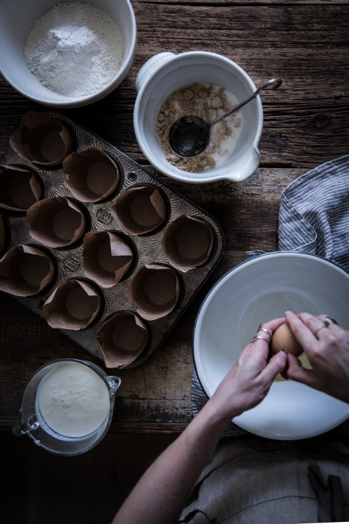 ugly–cupcakes:  Buttermilk + Roasted Banana Cupcakes with Lindt Truffle Filling & Marshmallow Frosting 